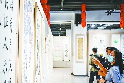 第八届海峡两岸老少书画摄影交流活动昨启动 展出288件作品