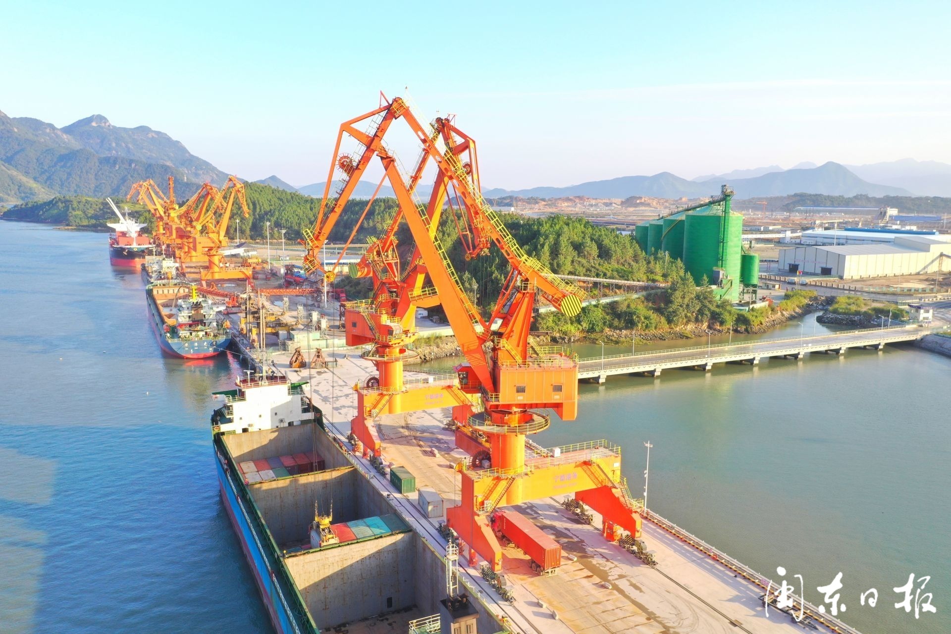 日前,记者来到漳湾码头见到,工作人员正忙着装载上汽集团kd件集装箱.