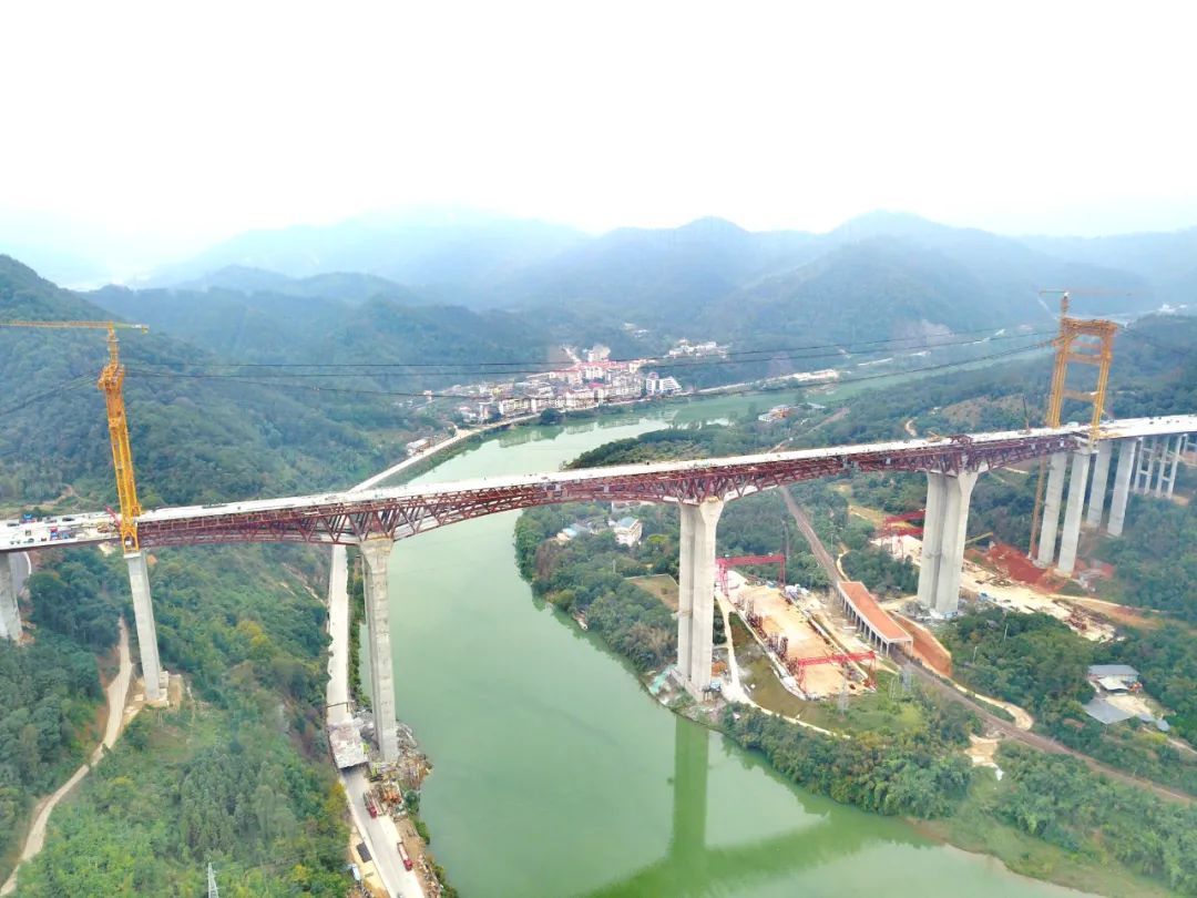 沙溪大桥主桥顺利合龙莆炎高速三明段离建成通车又近一步