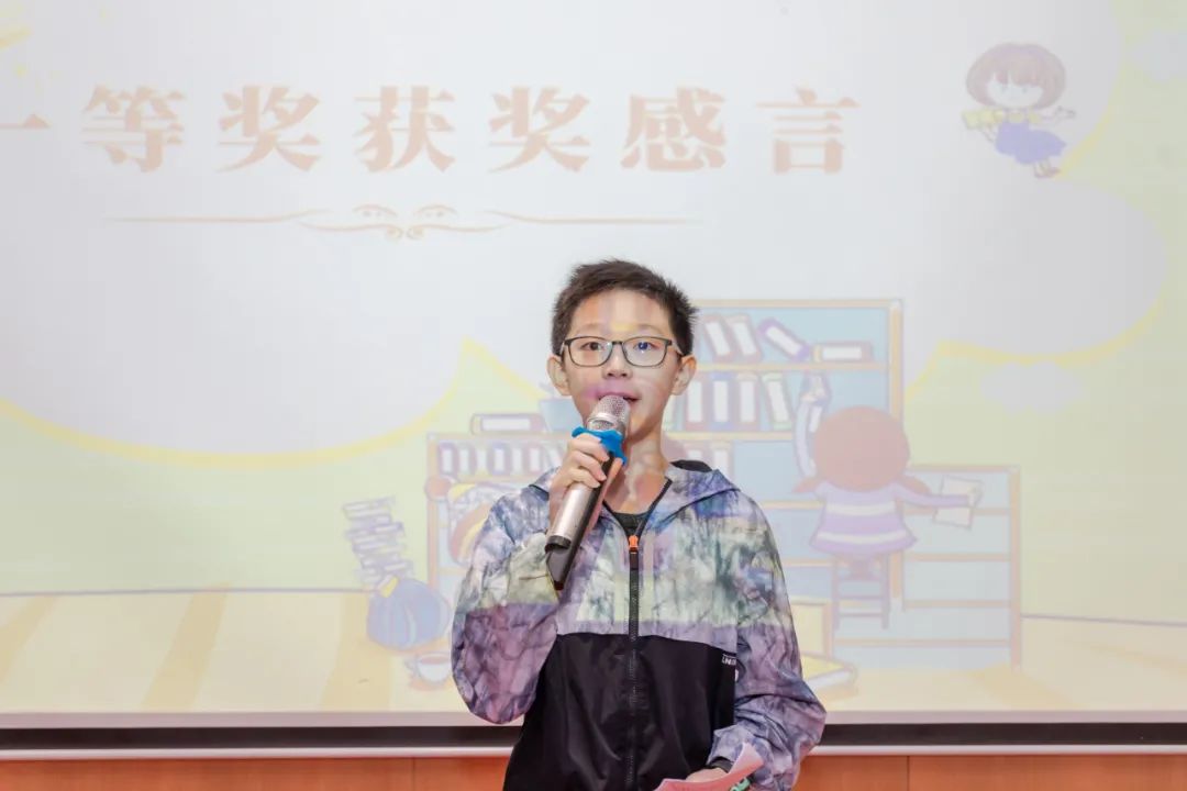 康樂小學六年級學生廖博林:少兒組一等獎獲獎者02挑選到好書後,小朋友