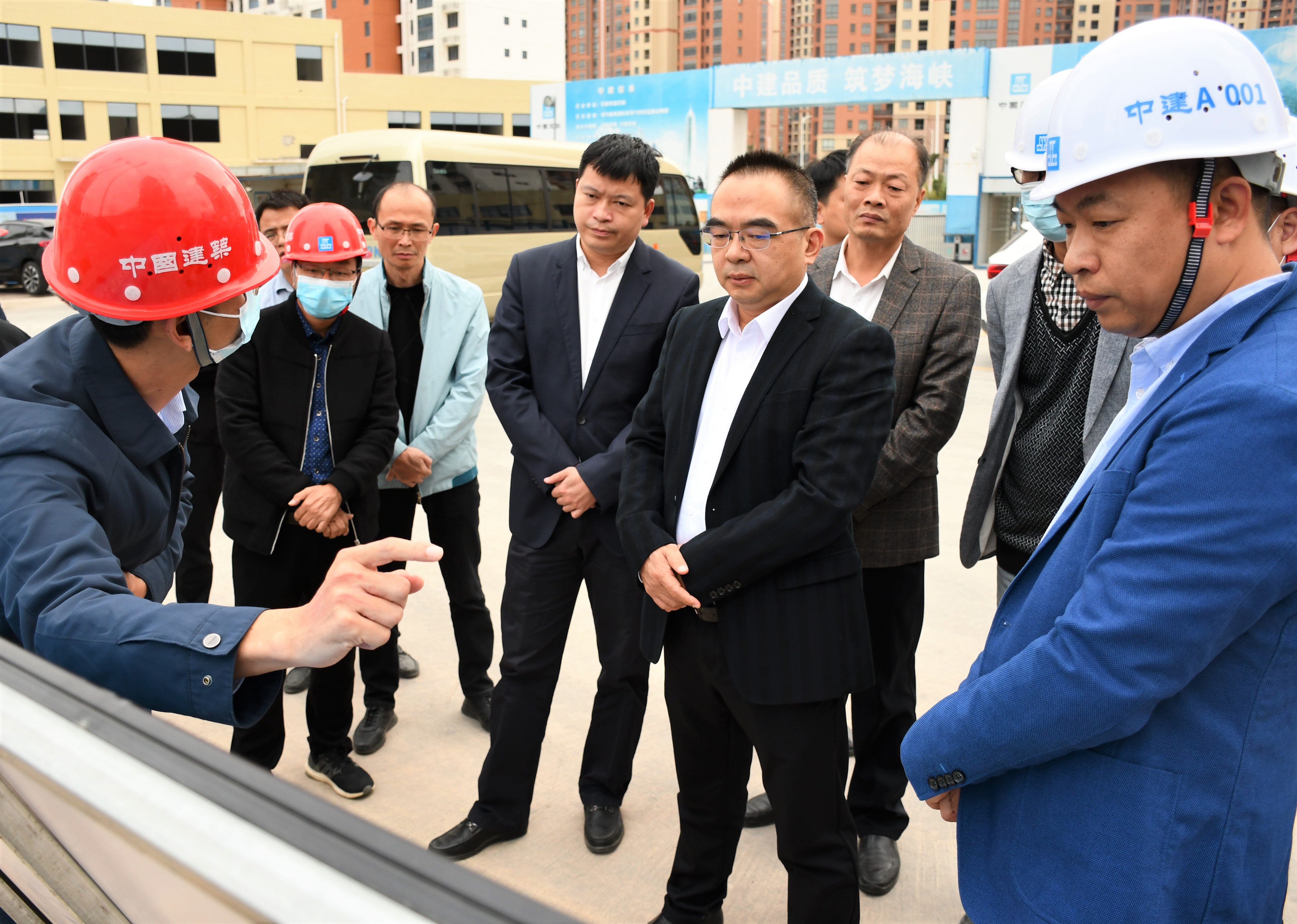 秀屿全力以赴抓进度张伯松深入项目建设现场办公