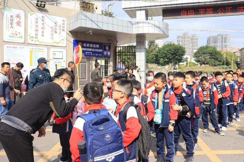 "16日,在城厢区教师进修学校附属兴安小学门口等待孙子放学的吴荔生