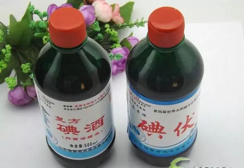 因听人说这是甲沟炎,用碘酒消消炎就好了,他便买来碘酒倒在容器里,将