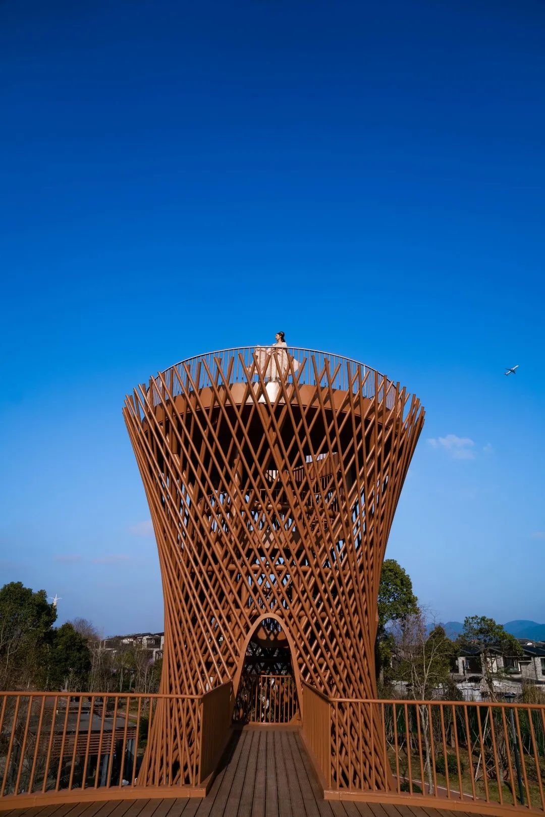 与焙笼造型两部分,茶室与焙笼造型通过钢连桥连通,观景塔主体高度为