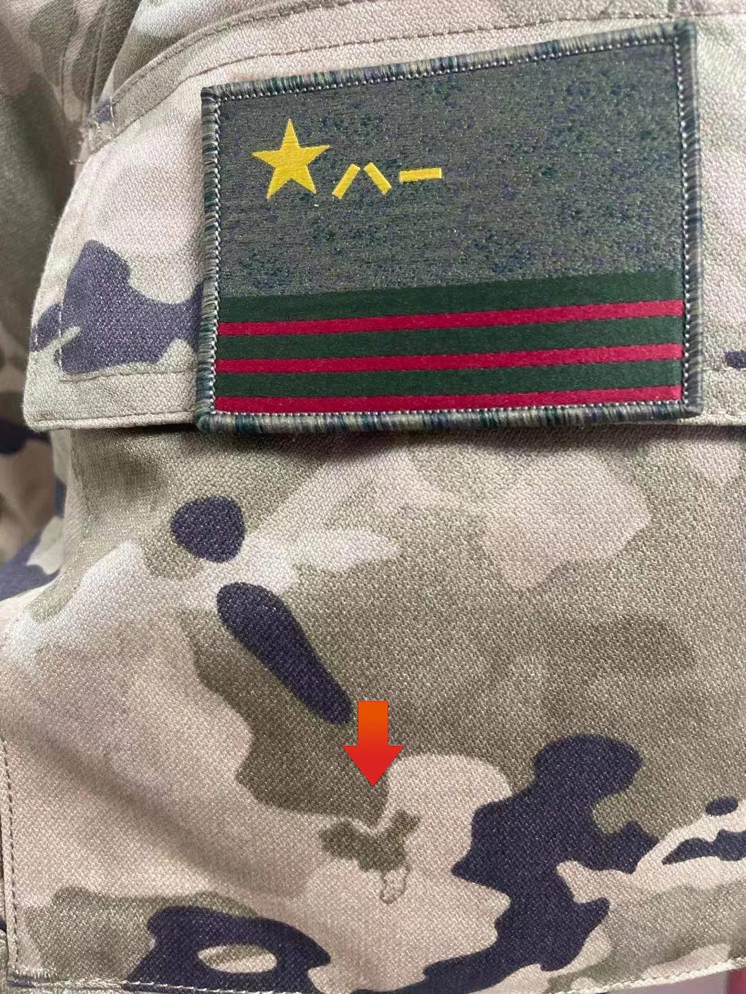 武警21式迷彩作训服上，这个细节亮了