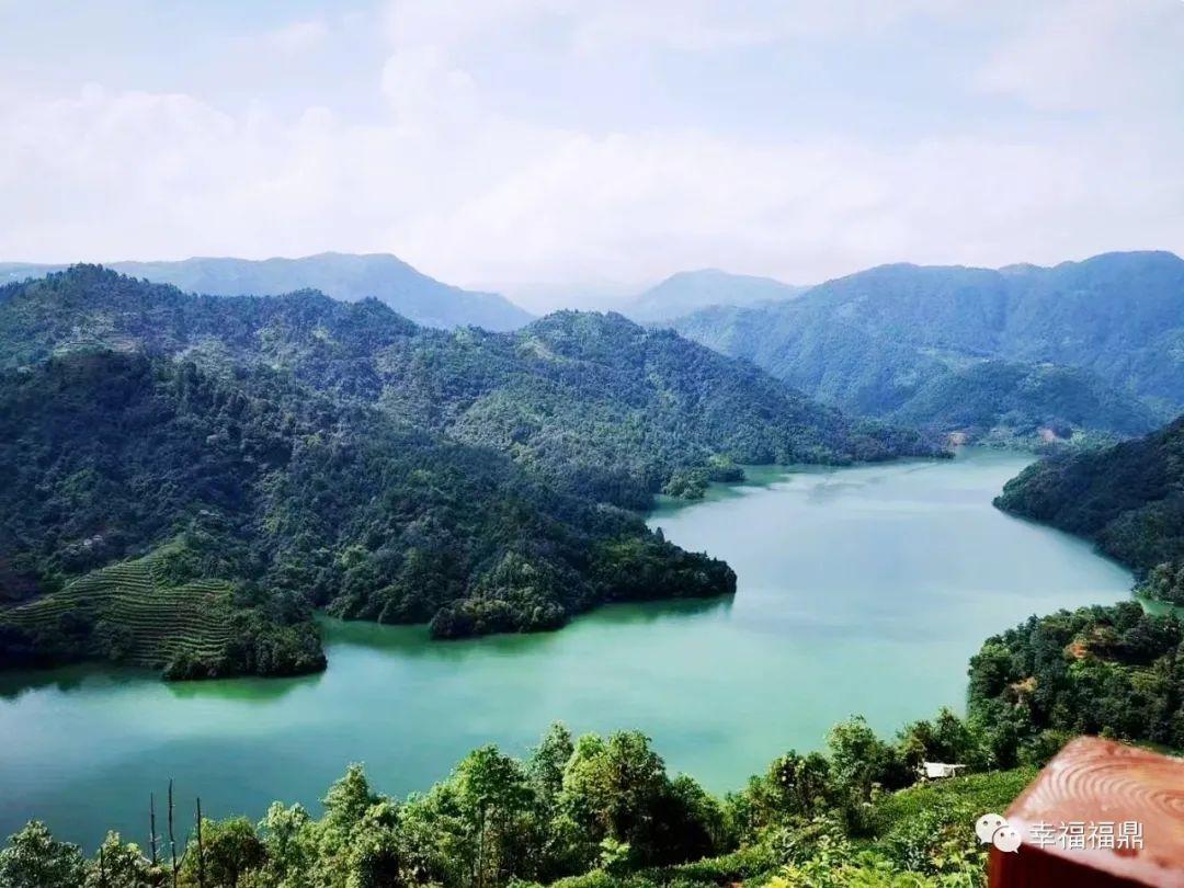 贵州六盘水，湖水环绕着一个小村庄，山清水秀，住这里太享受了_凤凰网视频_凤凰网