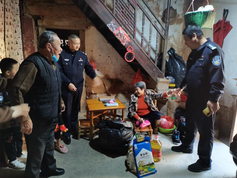 不久前,东峤派出所社区民警杨政炜与挂钩东峤镇霞西村的市公安局治安