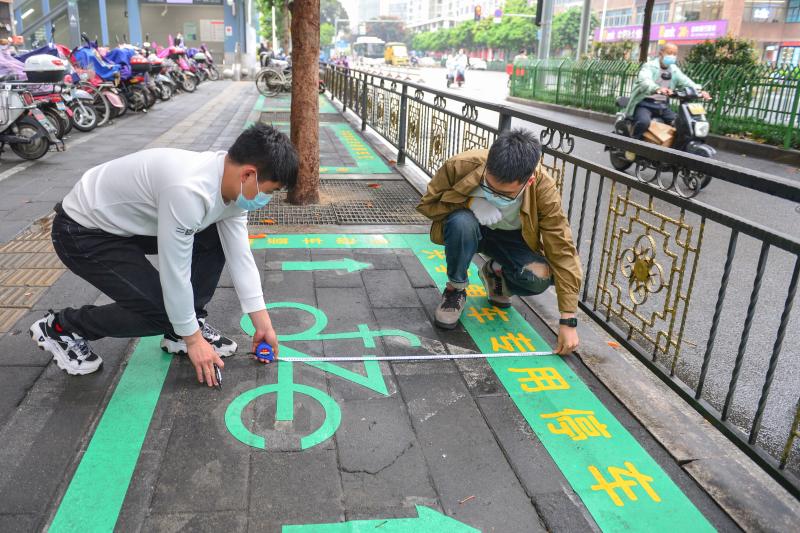 福州启用首批共享单车专用停车位首次引进冬奥会使用的施划标线新技术