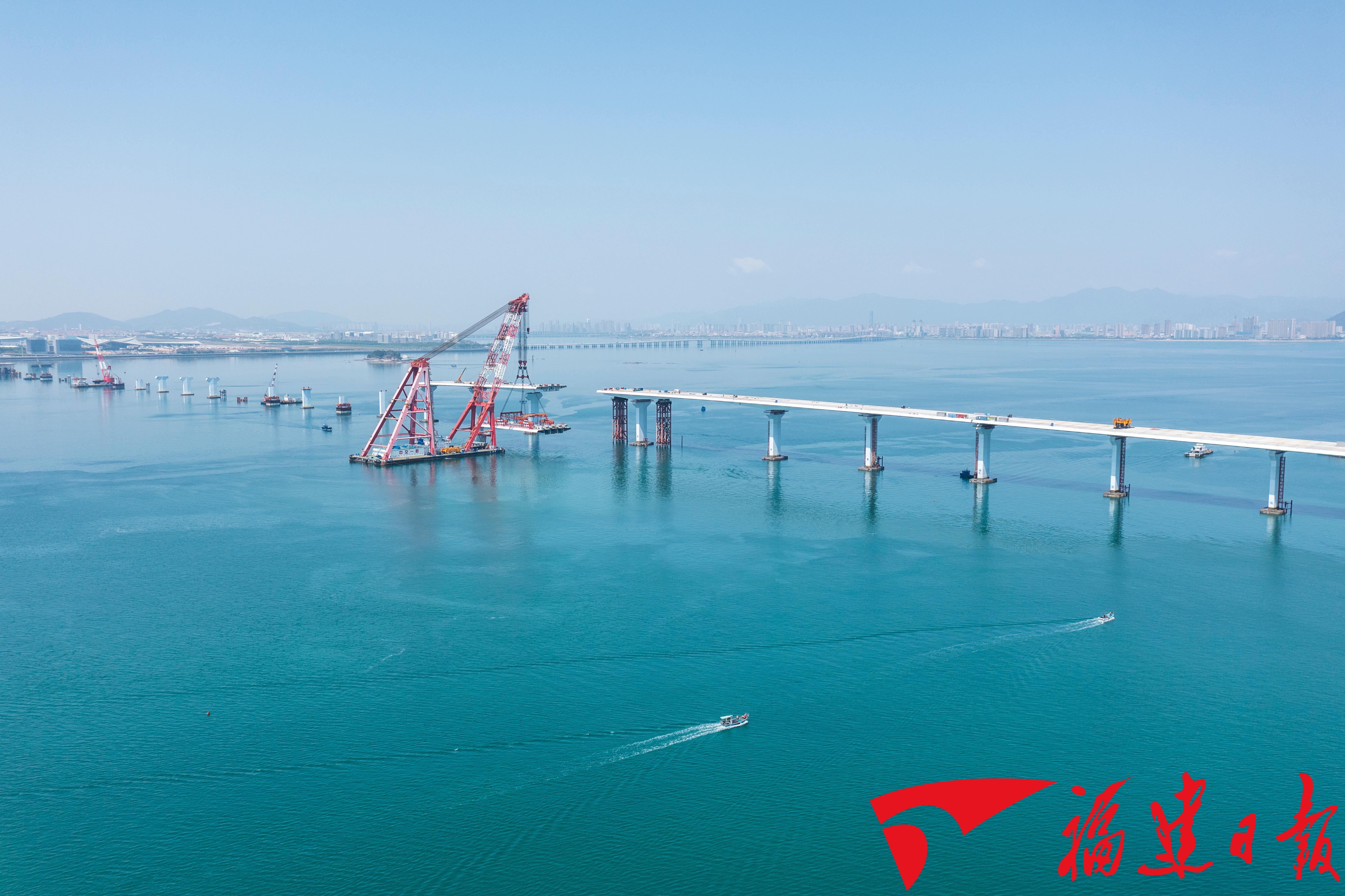 厦门第二东通道(翔安大桥)中航道成功合龙
