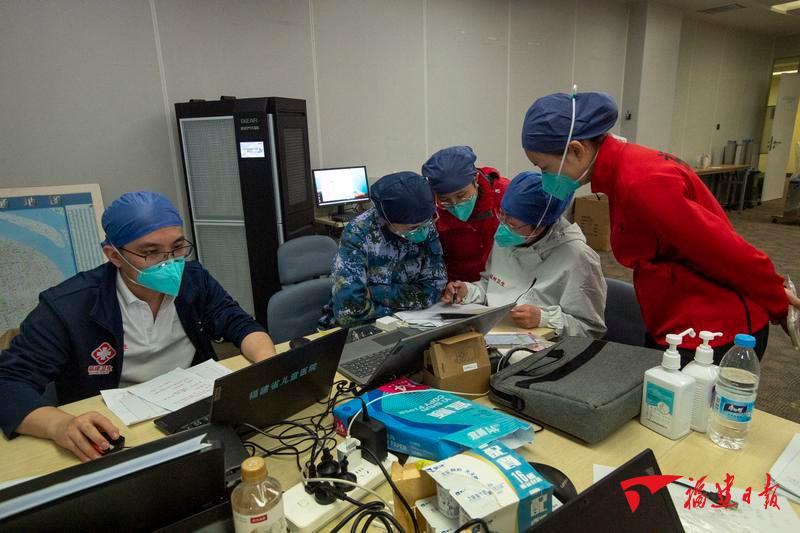 福建援沪医疗队正式接管上海世博方舱医院