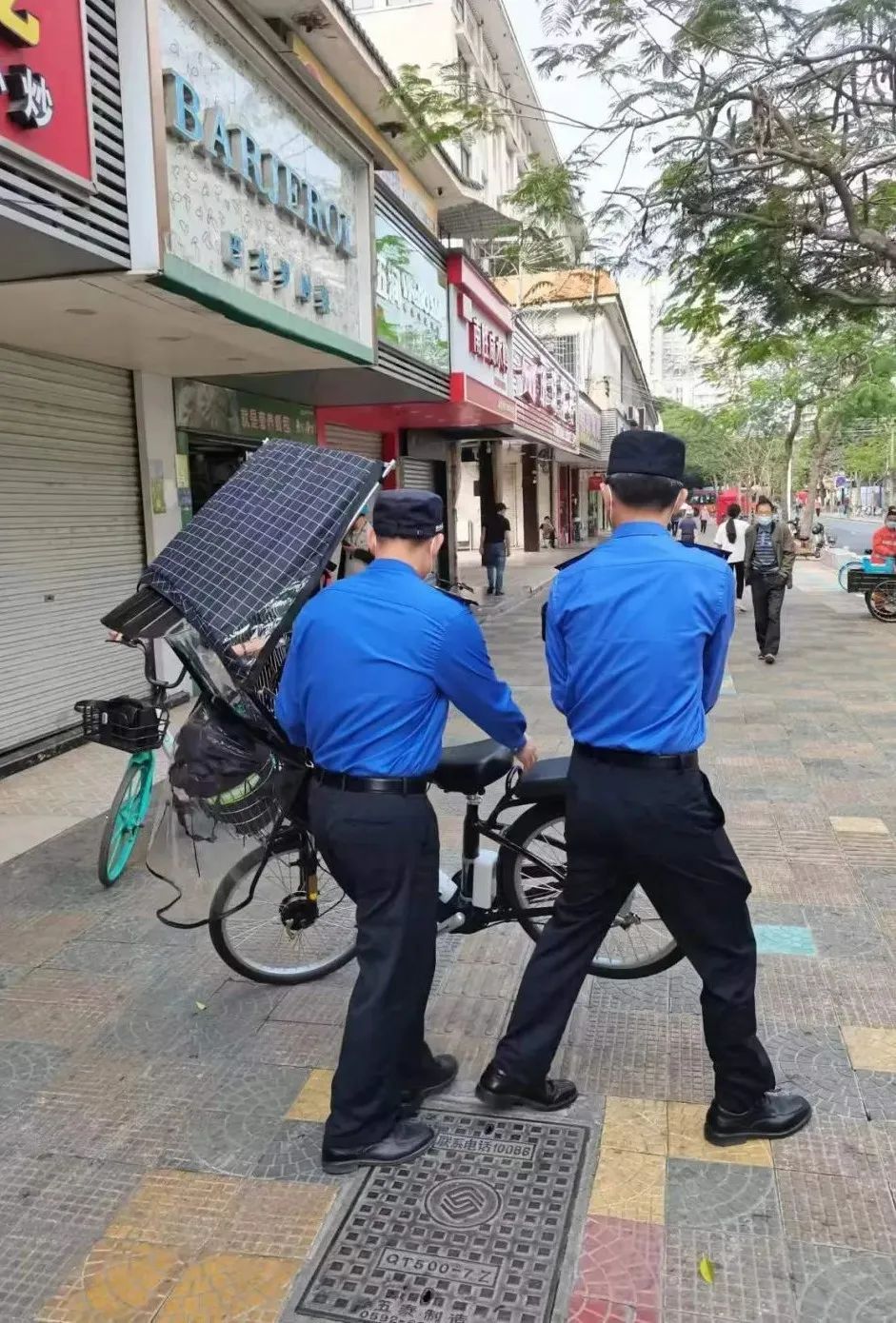 對電動自行車超載行為人員進行勸導教育為進一步提高市民群眾對電動