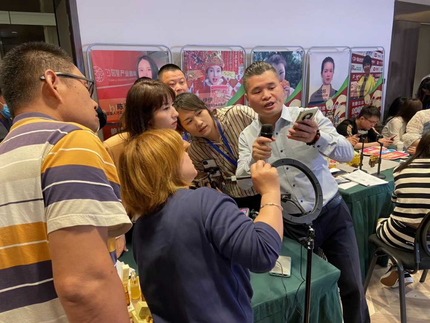张潞萍直播间带“离石山货”“云端”走俏
