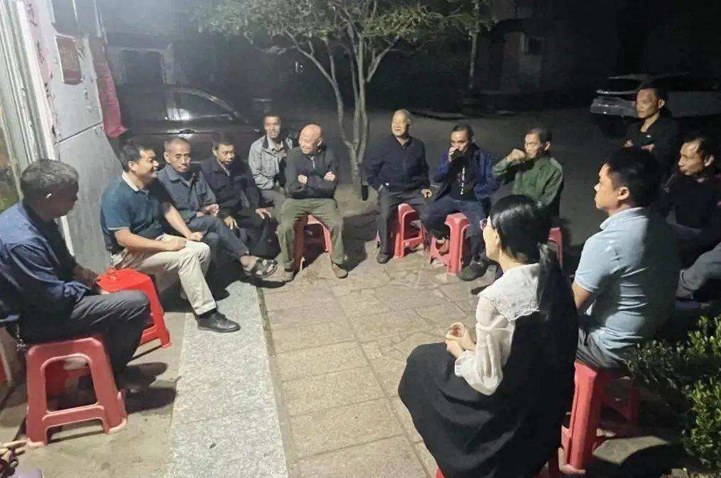 （一线观察）“居民夜谈会”零距离解民忧
