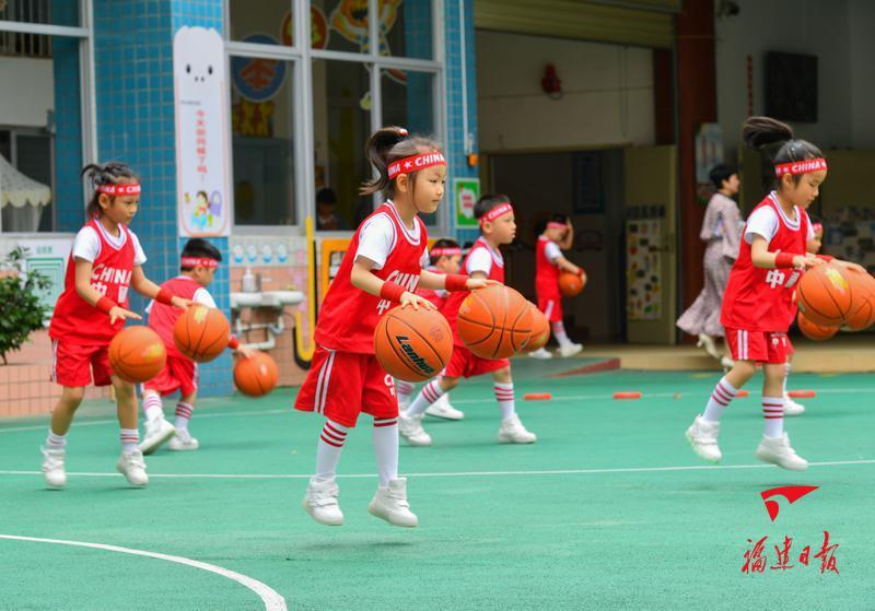 目前,尤溪縣共有10多所幼兒園開展籃球特色教育.