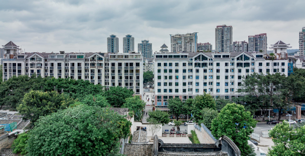 2021年,苍霞新城一期提升改造工程正式启动,台江国投集团作为建设单位