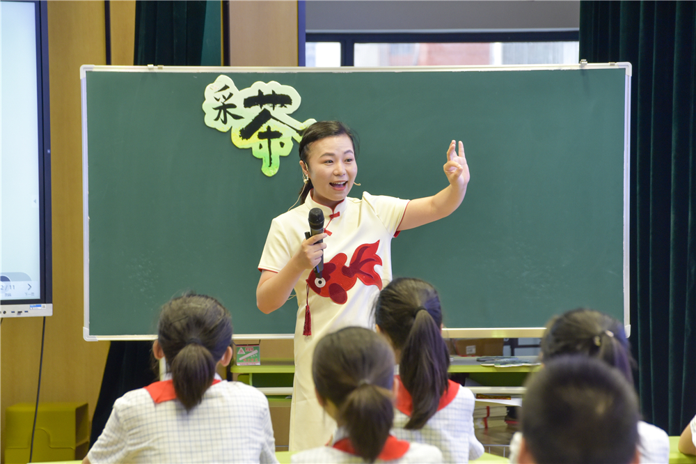 金蕾认为,音乐课程实践教学中,老师们可以从教材入手,结合生活元素.