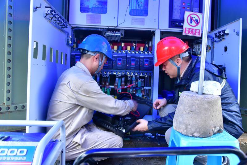 供电抢修人员正在抢修电路作业 蔡政摄.jpg