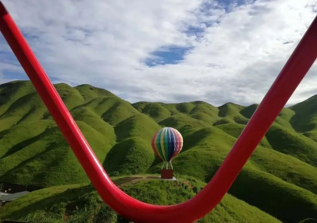 除了这些草场最有意思的莫过于高山玻璃滑道滑道起点位于海拔1200 米