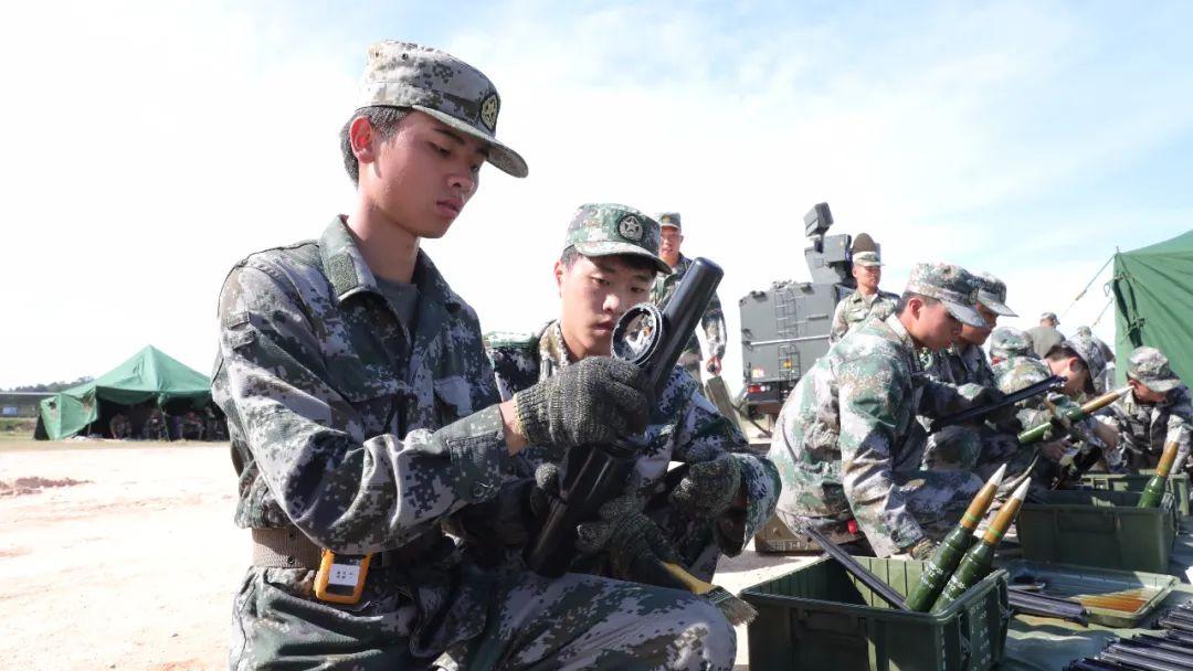 福建省军区在闽南某海域组织防空实弹射击