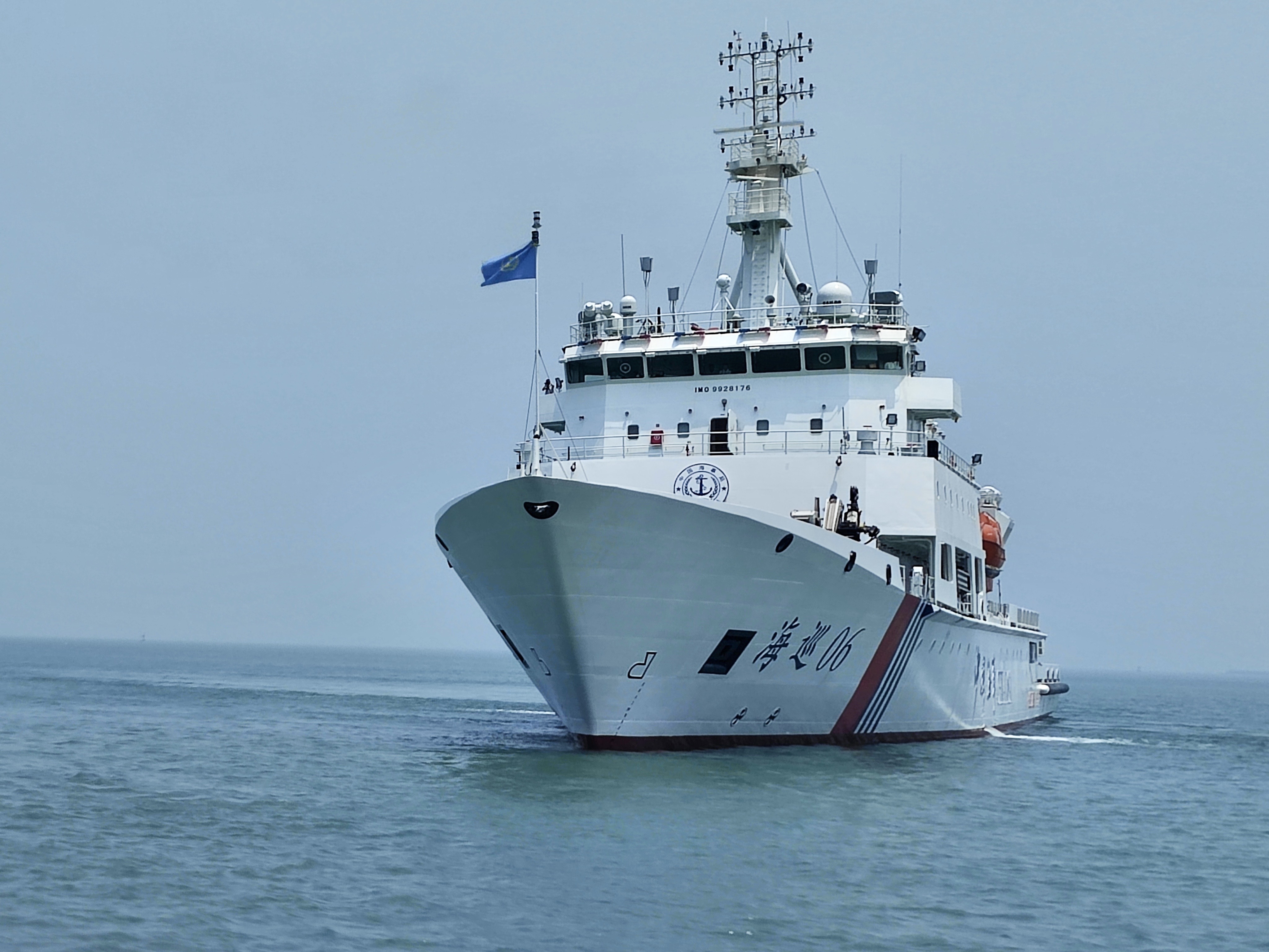台湾海峡首艘大型巡航救助船海巡06轮在福建南部海域开展编队巡航执法