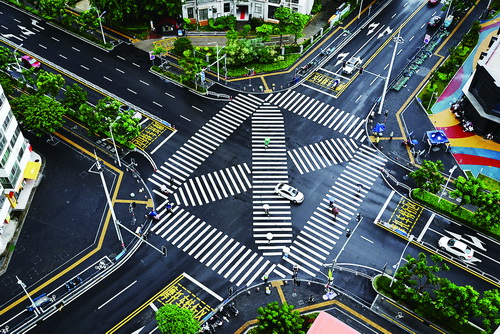 岛外首个对角斑马线启用位于海沧区海林路与海林二路口