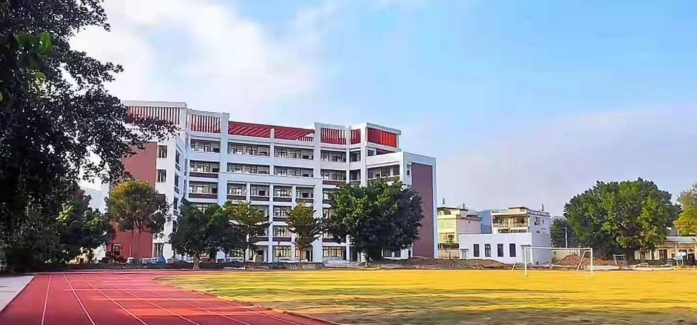 平和六中润物无声育桃李感恩母校送锦旗