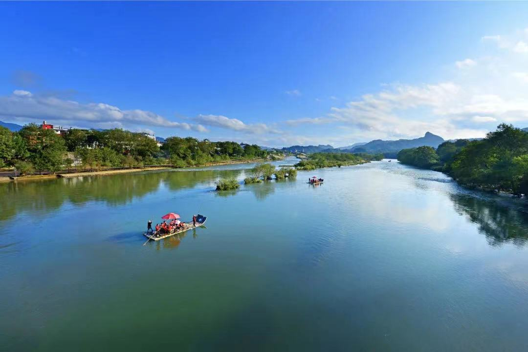 云河漂流位于崇阳溪畔,是一个集休闲,观光,娱乐,文化为一体,丰富武夷