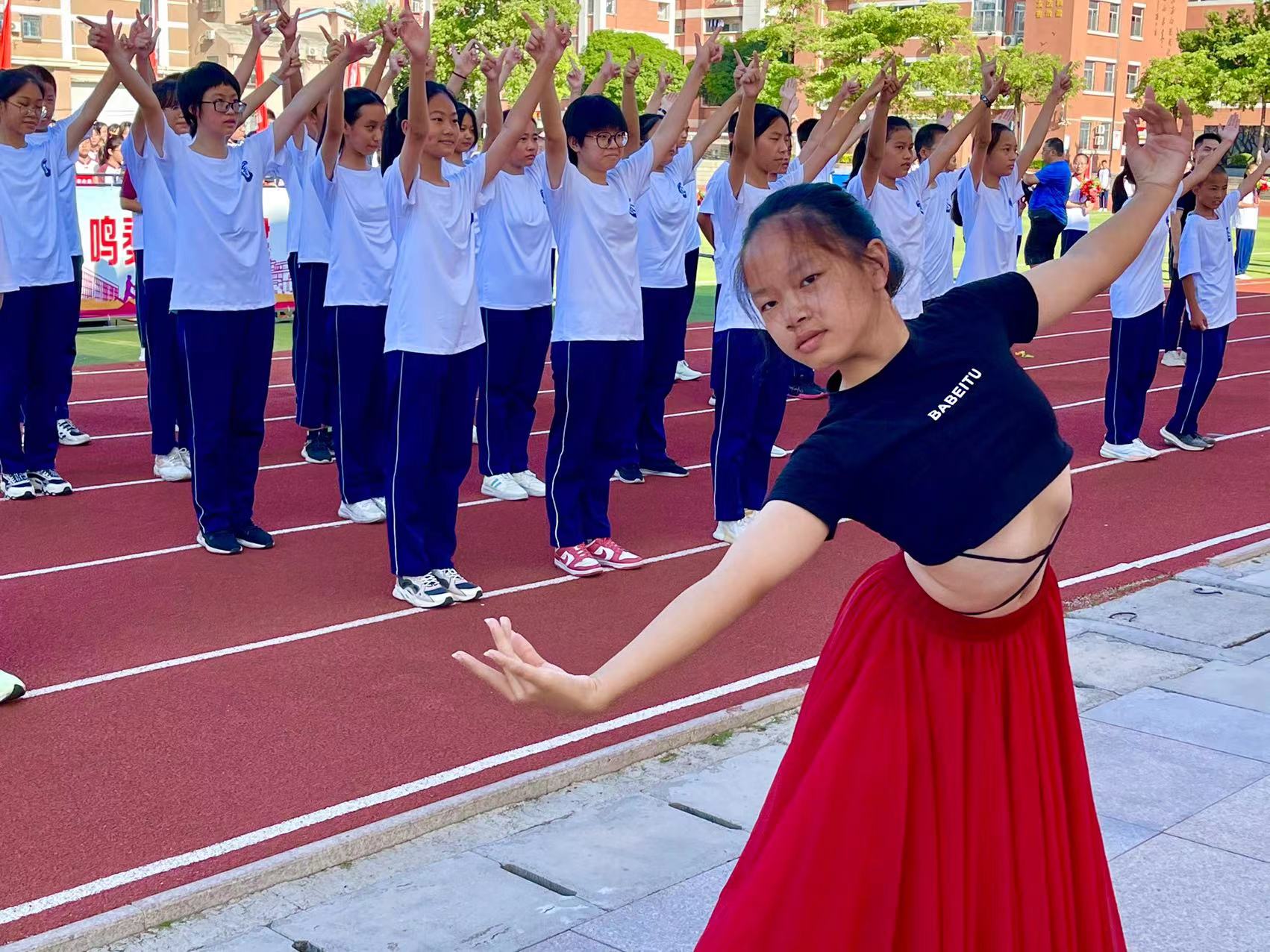 乐安中学班级歌舞表演(王文津摄)9月29日,厦门市集美区乐安中学田径场