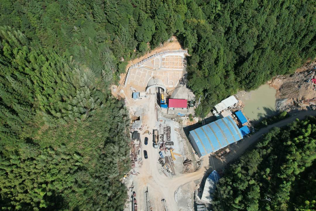 龙龙铁路新阳明山隧道全线顺利贯通