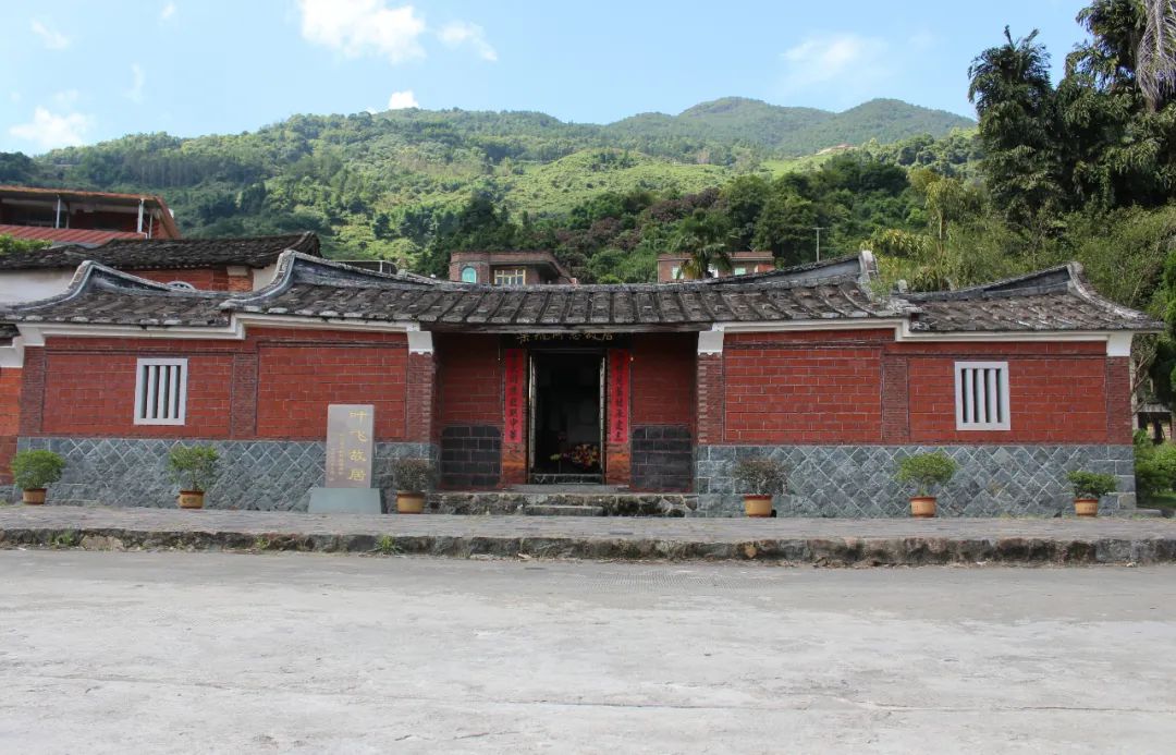 每个来占石村的游客,都要来叶飞故居打卡.