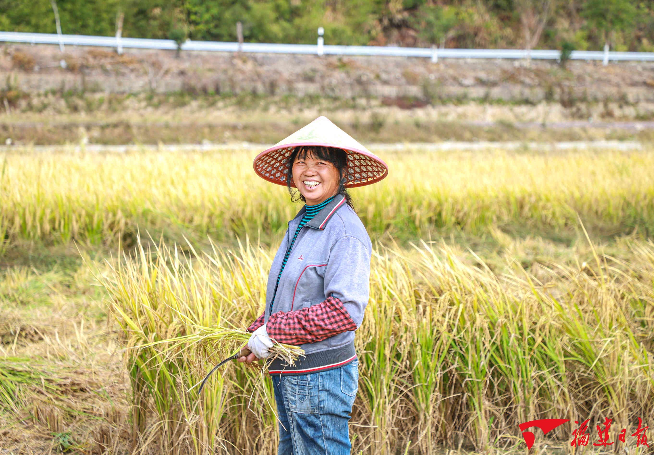 农户丰收的喜悦(林云洁 摄).jpg
