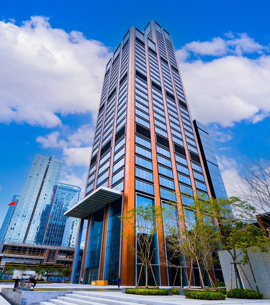 厦航新总部坐落于厦门仙岳路与环岛干道交叉口,毗邻五缘湾湿地公园