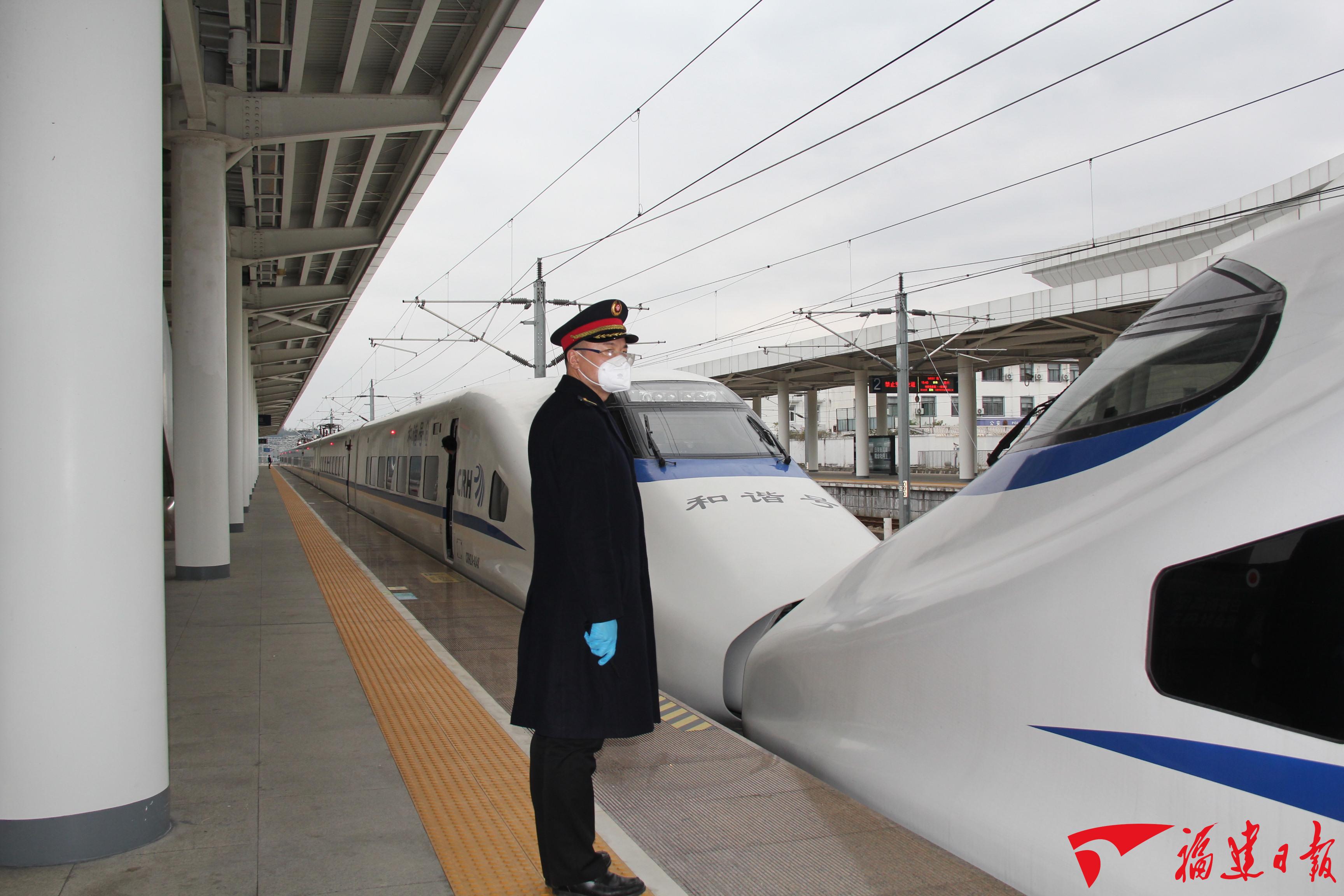 9.南平车务段延平站客运值班员王春亮正在接一趟重联的动车组列车.