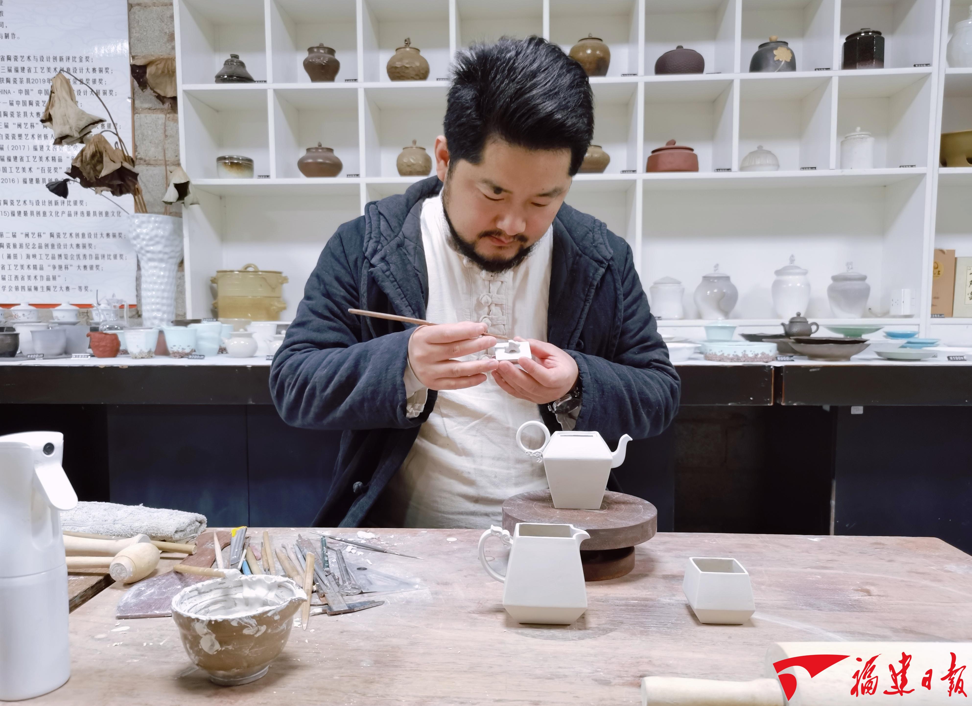 漳浦陶艺家制兔壶祈福新年