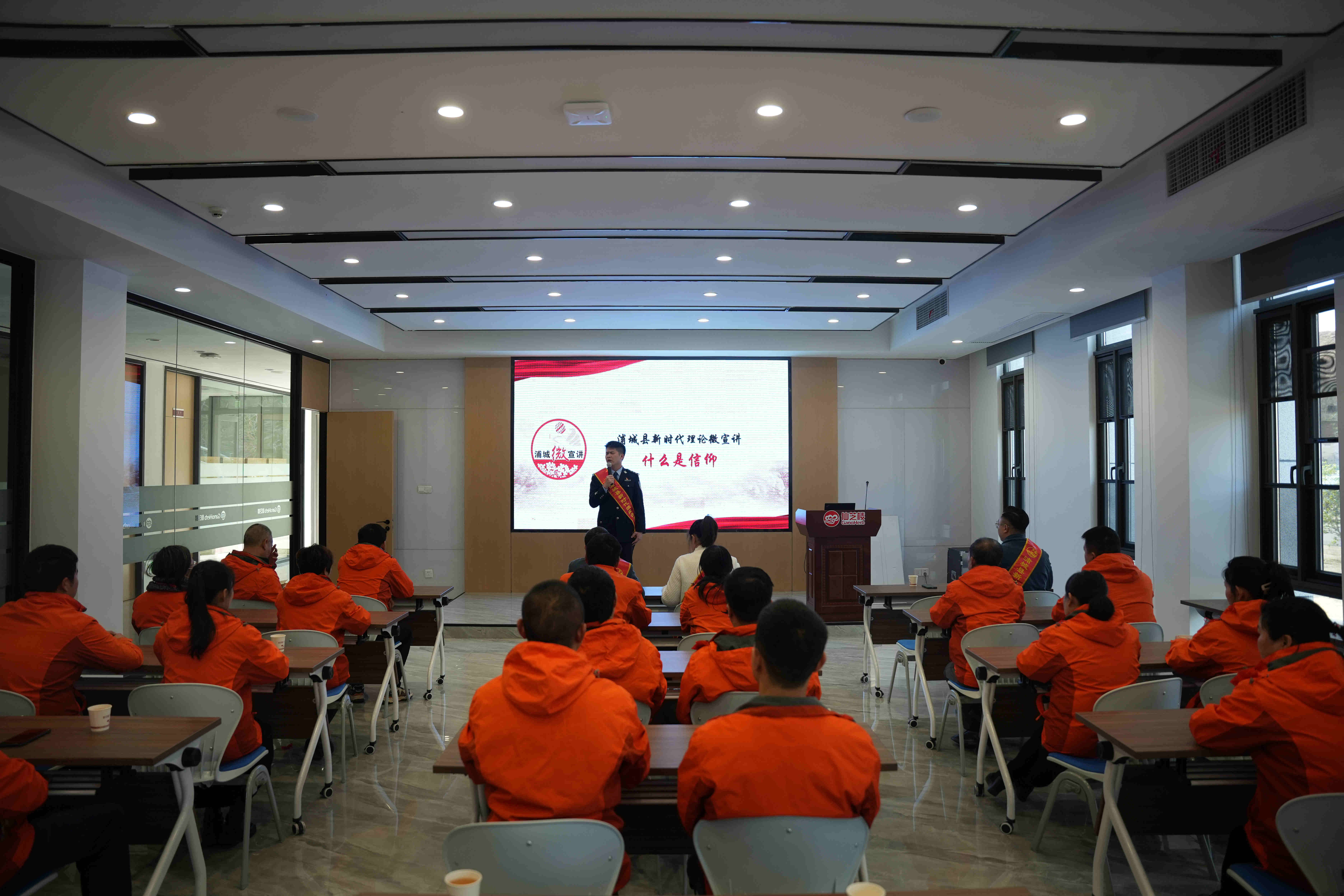 新时代微宣讲团进企业开展宣讲活动( 黄乾晔 摄).jpg