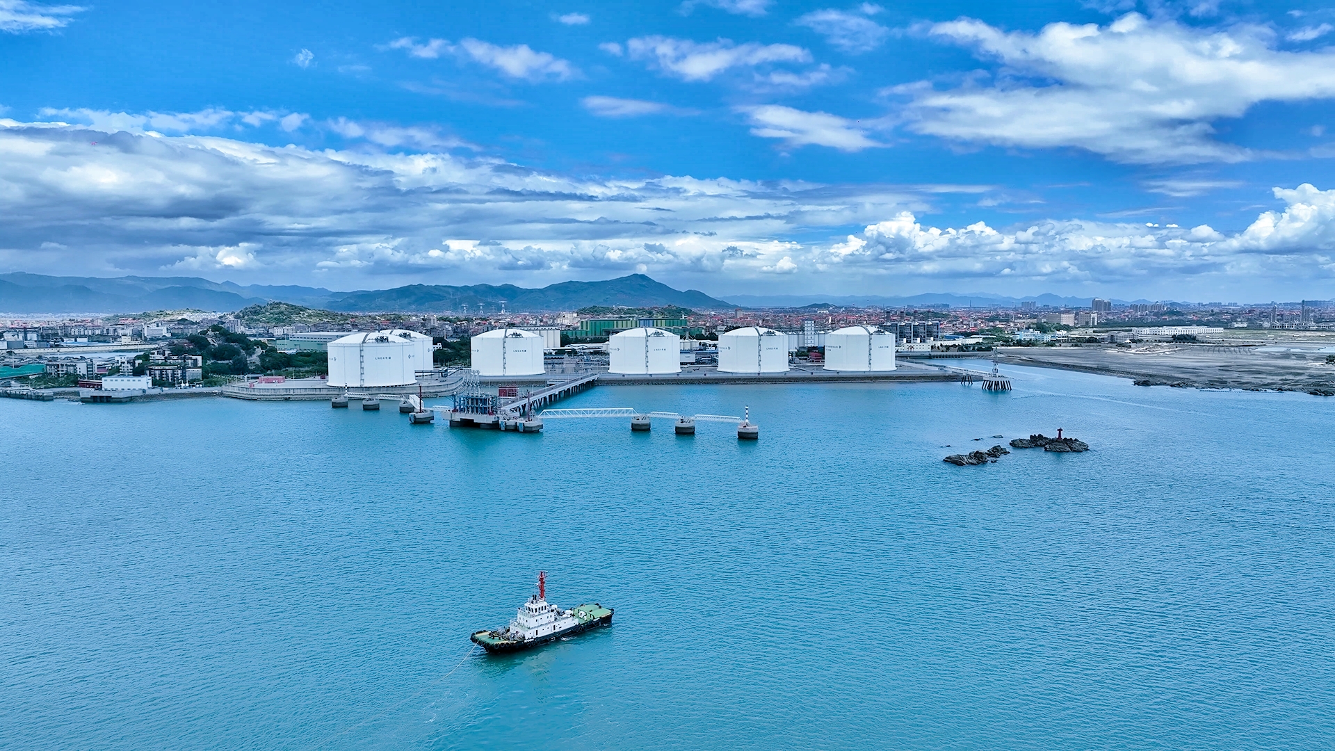 福建lng接收站位于莆田秀屿港,已建成6座16万方的储罐,年周转能力可达