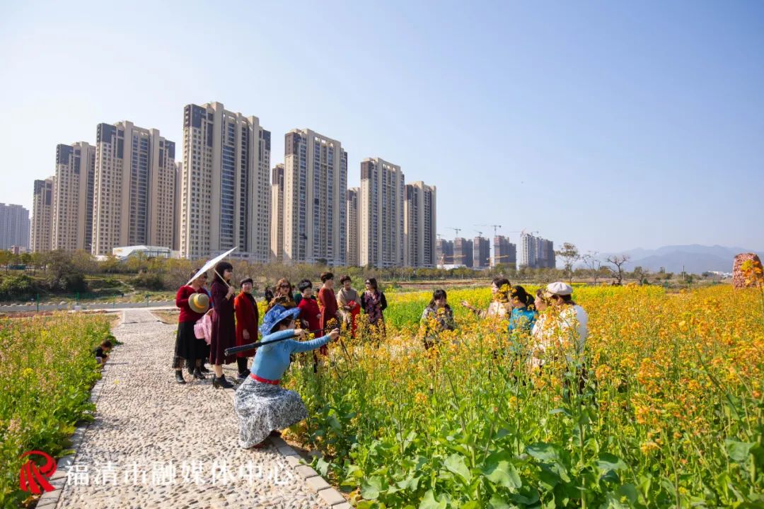 人群中不时传出欢声笑语将最美的风景记录下来相约来到油菜花海里赏花