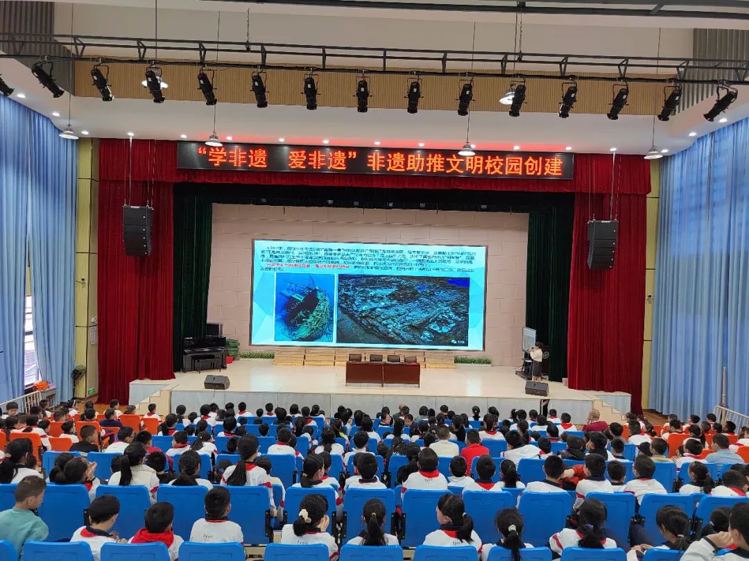 定了这所学校成立海峡教育报学生记者活动基地