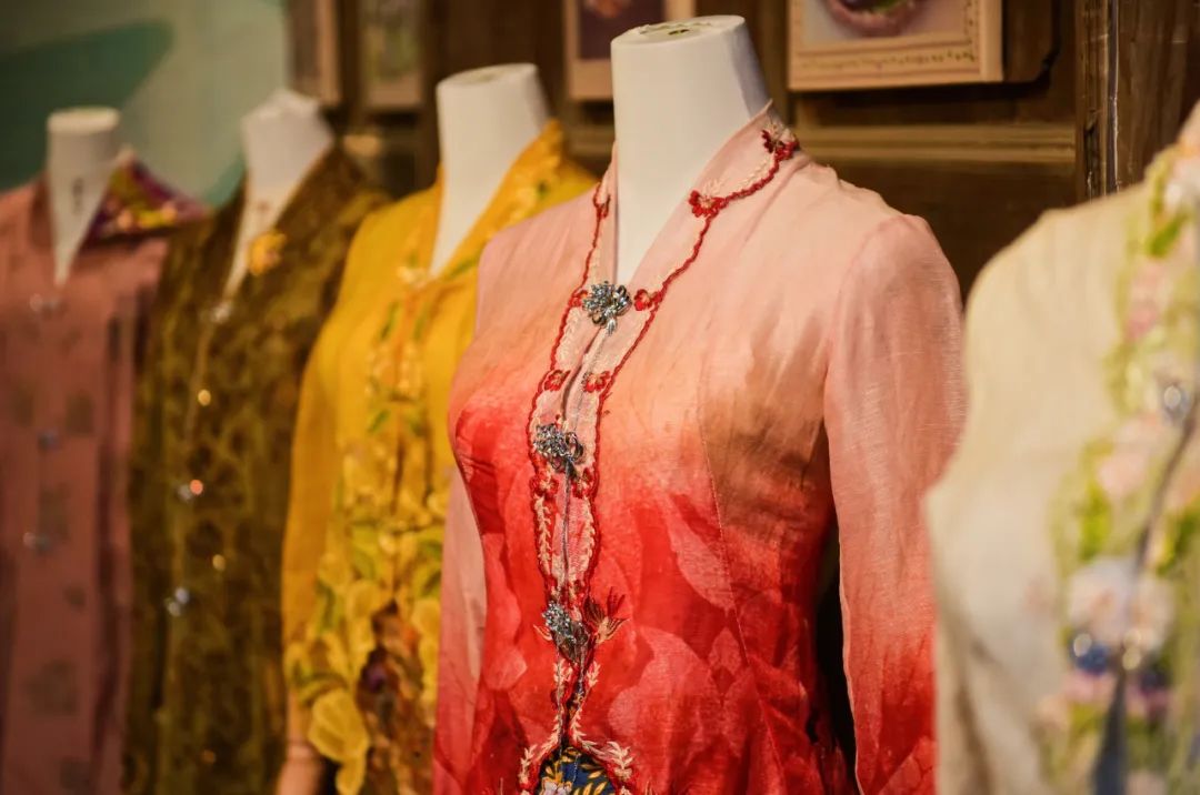 娘惹族群中极其有名的服饰,基础为马来服饰的轻薄渐变,再以中国传统