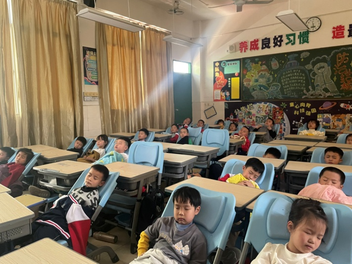 泉州南安：引进“午睡神器”学生“趴睡”变“躺睡”