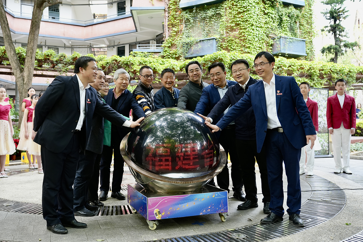 藝術學校與十六中學子聯袂奉獻的閩劇展示,以及更遠處的煙山畫展和