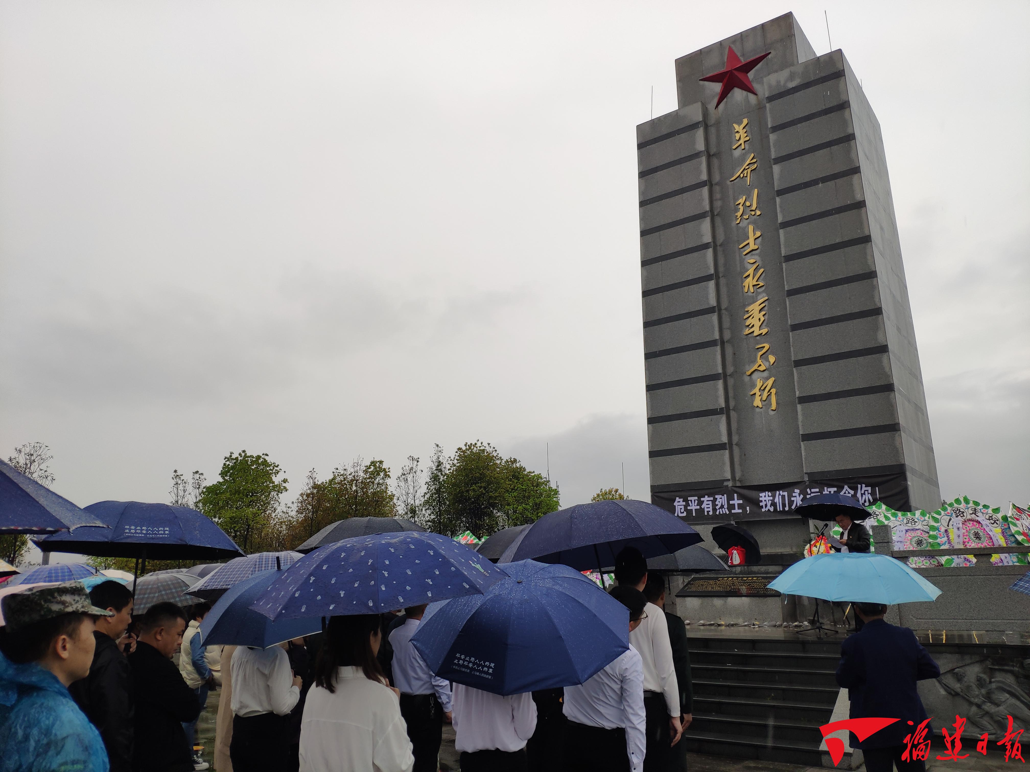 青山巍峨,雄壮宽阔的光泽县革命烈士陵园犹如展开双臂的母亲,时刻等待
