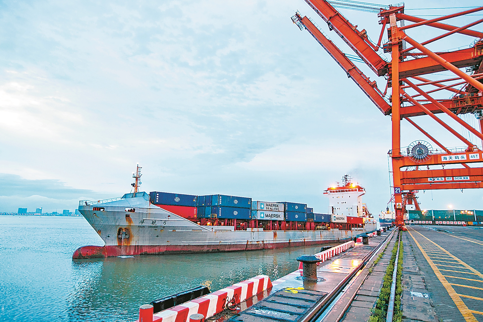 60个标准集装箱的跨境电商货物,在暮色中缓缓驶离海天码头16^#泊位