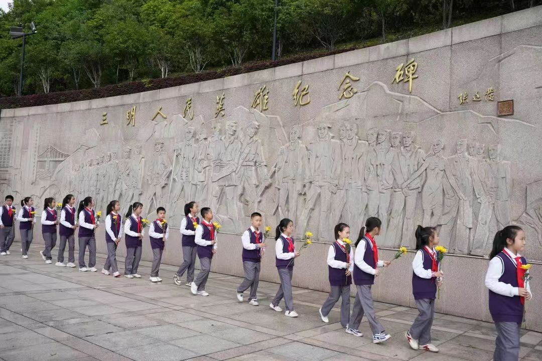 三明学院附属小学学生前往麒麟山人民英雄纪念碑,开展百园千校祭英烈