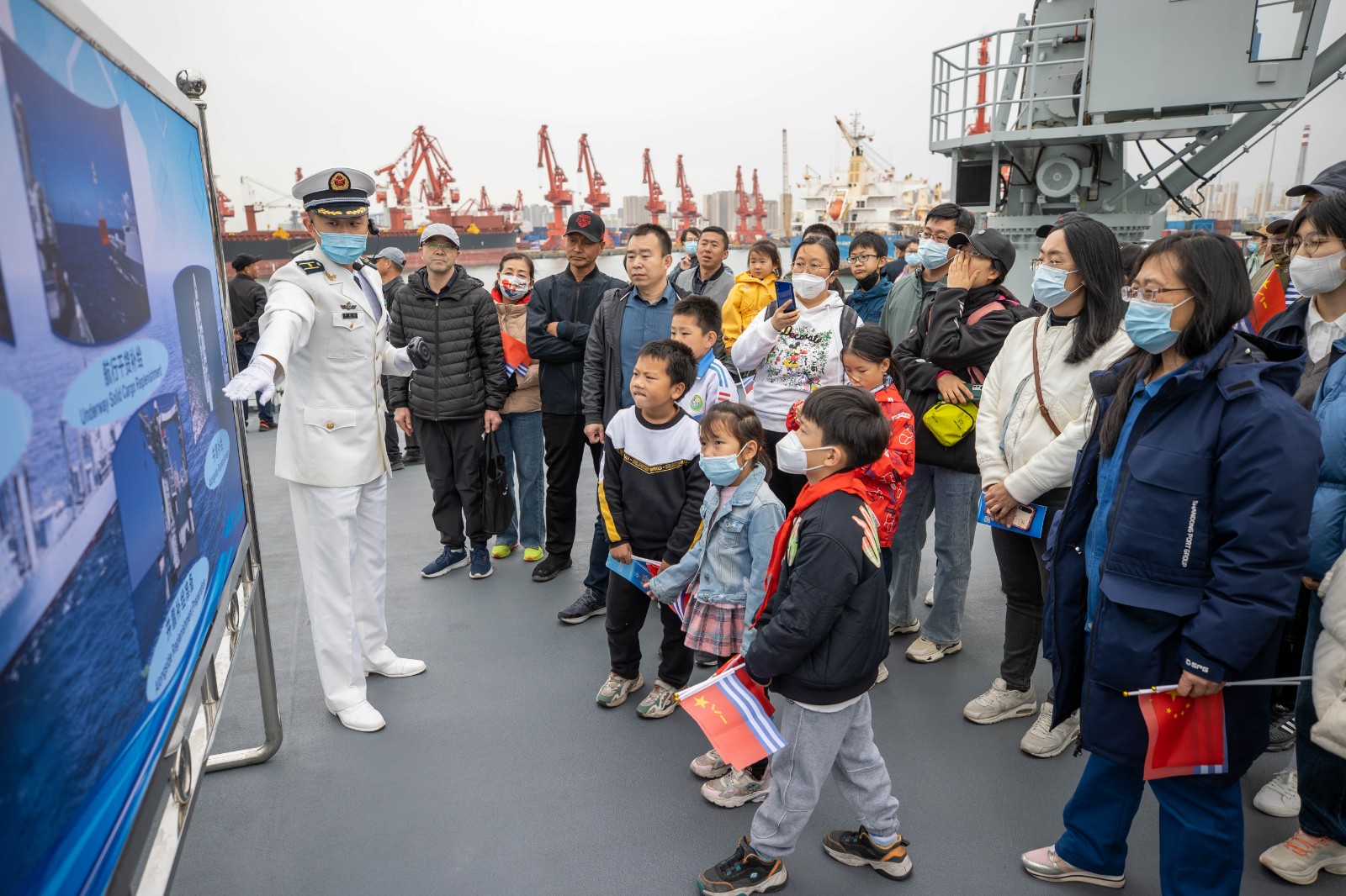 與海軍官兵面對面交流,還可以體驗海軍特色的繩結,燈光,旗語等海軍