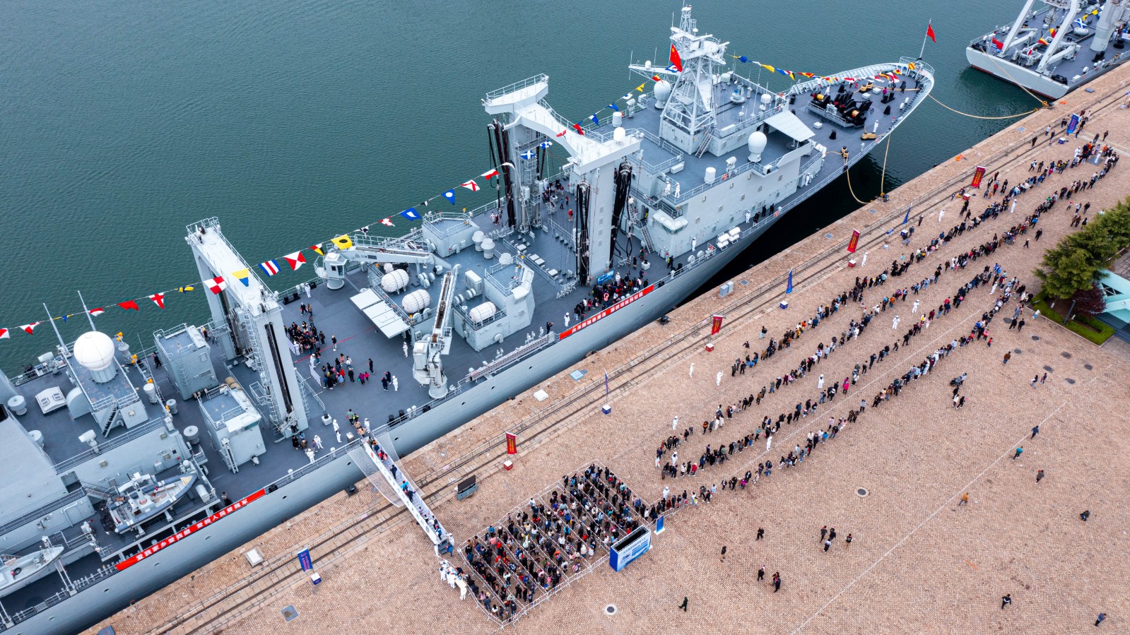 124开封舰正式入列海军图片