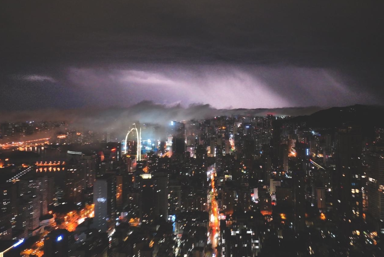 厦门遭强降雨袭击 多路段积水严重-搜狐大视野-搜狐新闻