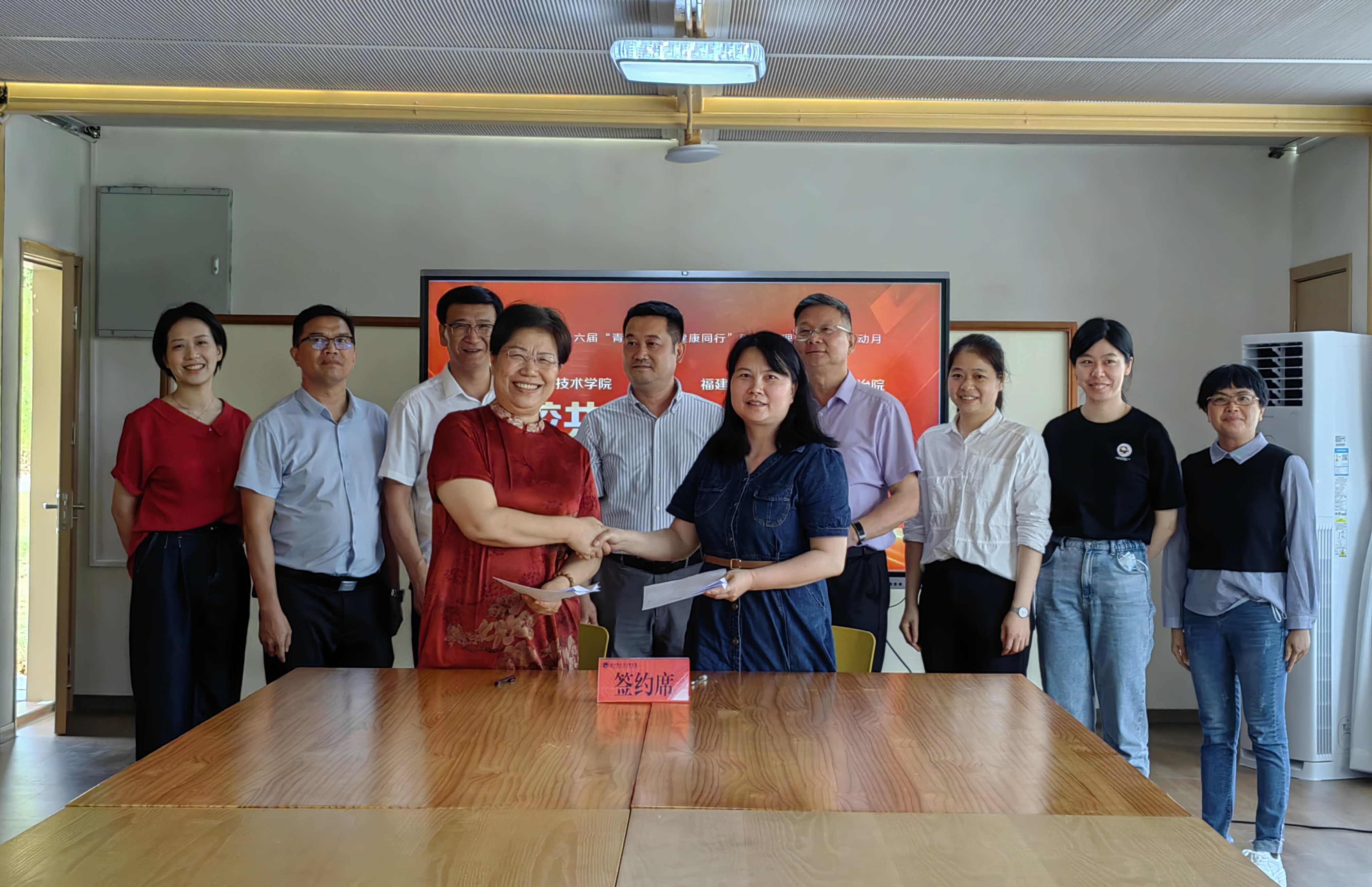 许冬红与熊端华代表两家单位签订医校共建合作签约协议,林建华向熊