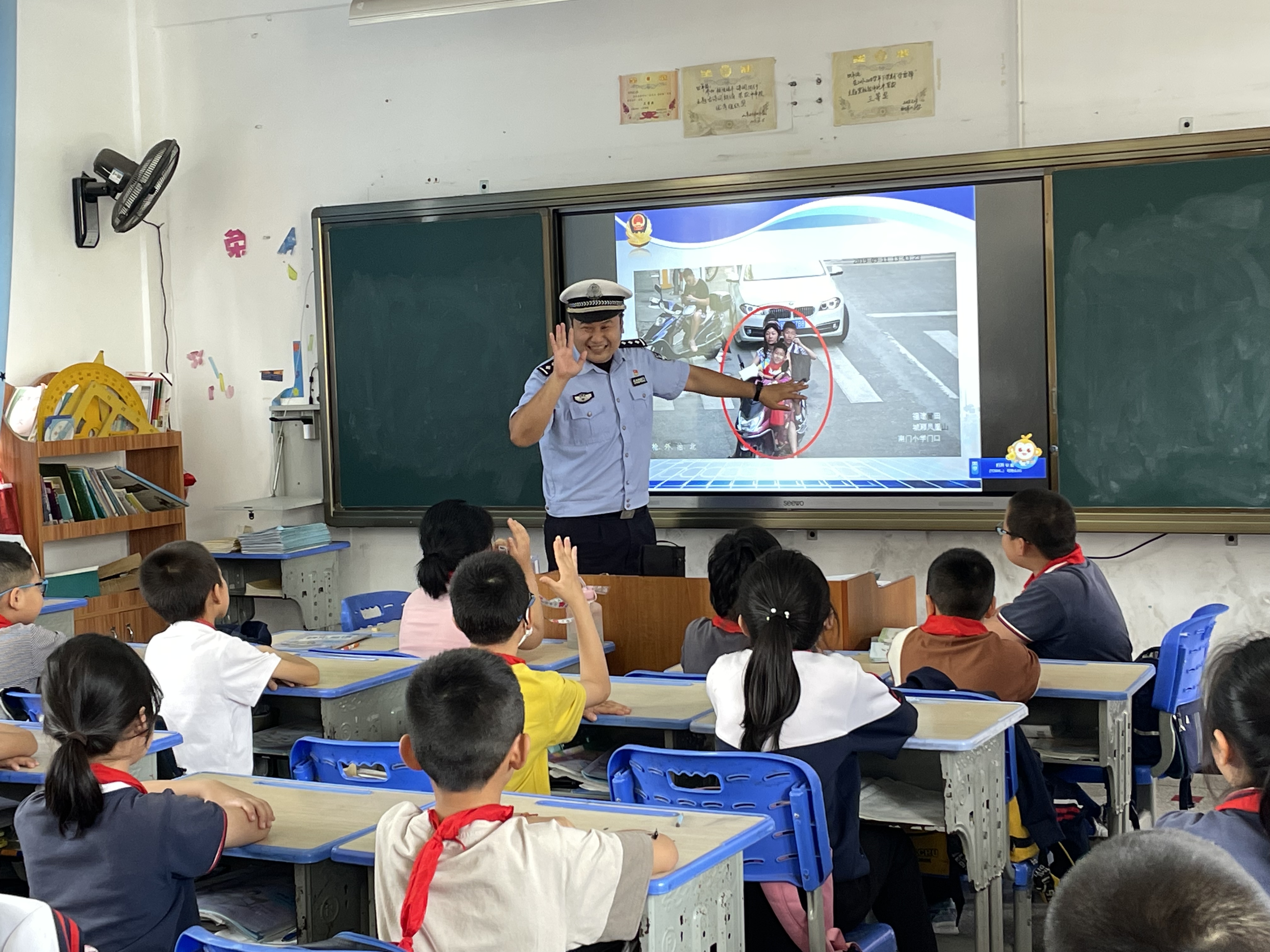 寓教于乐学习交通安全莆田交警走进乡村校园