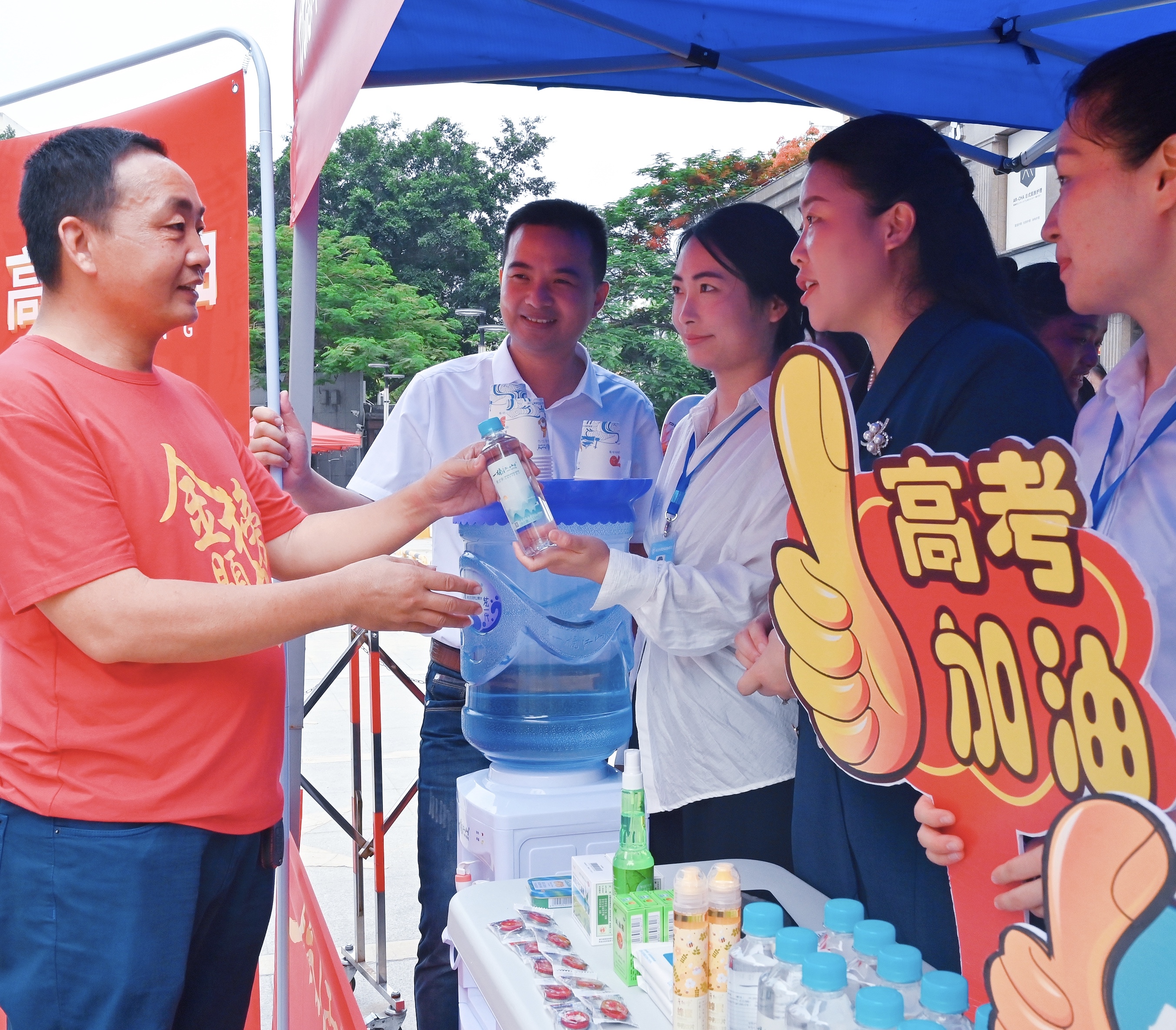 爱心送水助力高考旗开得胜